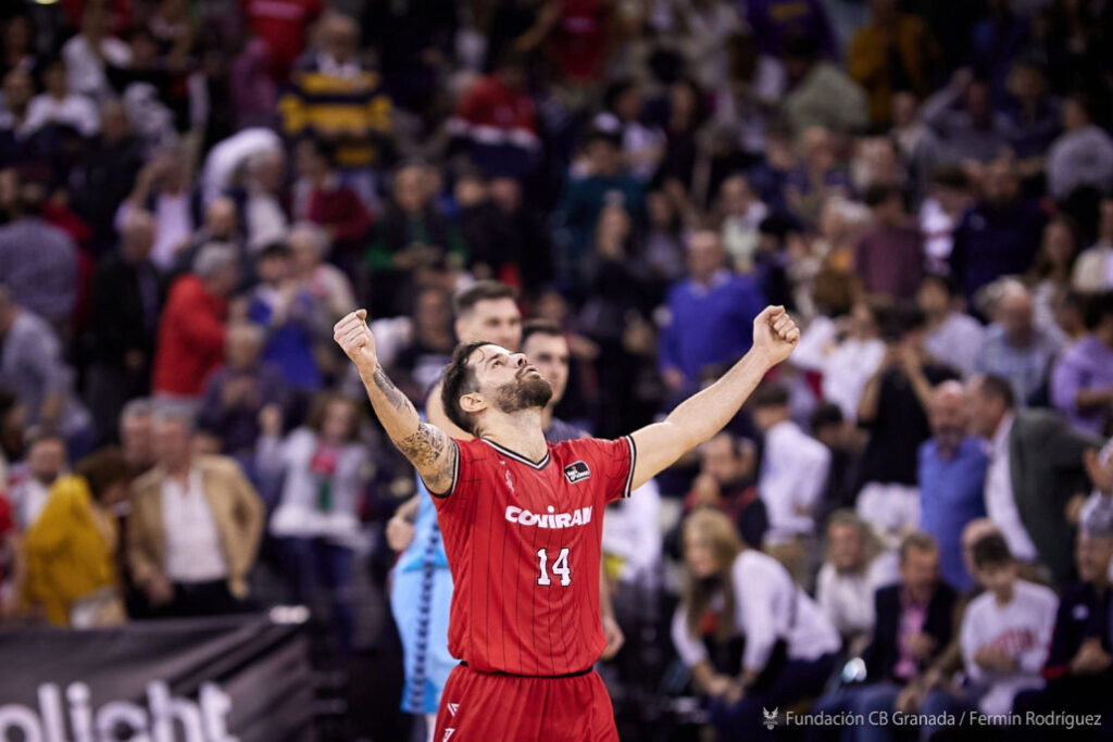 Segunda victoria de la temporada para el Coviran Granada. El equipo de Pablo Pin consiguió un espectacular triunfo sobre el MoraBanc Andorra por 91-88 en un Palacio de Deportes que vibró con el partido de su equipo. Los rojinegros fueron prácticamente todo el partido por delante y sentenciaron el triunfo en el último cuarto a pesar de la emoción final. Christian Díaz fue el principal protagonista del partido con 24 puntos (5/5 en triples), 3 asistencias, 3 rebotes y 30 de valoración. El canario estuvo bien secundado en ataque por los 19 puntos de Lluís Costa y los 16 de Joe Thomasson. Además, David Iriarte obtuvo el mejor +/- del equipo con un +16. Por parte visitante destacaron los 19 puntos de Maric y los 17 de Harding. Firmó el Coviran Granada un inicio fulgurante con dos triples de Kwan Cheatham que le dieron las primeras ventajas del choque. El equipo de Pablo Pin defendió a la perfección durante los primeros minutos y Natxo Lezcano tuvo que pedir tiempo muerto con 16-6 en el marcador tras una canasta de Joe Thomasson. Jean Montero y Jerrick Harding entraron en escena para meter a su equipo en el partido a golpe de triple, pero encontraron la respuesta con la misma moneda por parte de Lluís Costa. Una canasta de Kramer colocó el 28-15 en el marcador, pero el MoraBanc Andorra firmó un parcial de 0-5 para acabar el primer cuarto 28-20. El conjunto visitante continuó con la misma dinámica durante el inicio del segundo acto y remontó el choque en un abrir y cerrar de ojos gracias al acierto de Harding y a su dominio del rebote ofensivo. Pablo Pin llamó a filas a sus jugadores con 30-28 en el marcador, pero el MoraBanc Andorra pasó a dominar un encuentro que se sumergió en un intercambio de canastas. La vuelta a pista de Lluís Costa le permitió a los locales ver aro con facilidad. Al catalán se le sumó un Christian Díaz que levantó al público de sus asientos con ocho puntos seguidos para llegar al descanso con el resultado de 49-43. Le dio la vuelta al resultado el MoraBanc Andorra en apenas un minuto y medio tras firmar un parcia de 0-9 (49-52). Los rojinegros estuvieron tres minutos sin anotar hasta que Lluís Costa vio aro desde la línea de 6’75 (52-52). El equipo de Pablo Pin subió su intensidad defensiva y pudo volver a dominar el marcador gracias al acierto de Christian Díaz y David Iriarte, que colocaron el 65-58. Un triple del base canario dejó el resultado en 68-60 para la disputa de los últimos 10 minutos de partido. Según detalla el club en un comunicado recogido por Granada Actualidad, Kramer inició el acto final con cinco puntos seguidos que dispararon al Coviran Granada hasta el 73-60. Continuó en estado de gracia Christian Díaz para ampliar la ventaja nazarí hasta los 15 puntos tras un 2+1 de Kwan Cheatham (78-63). Dos canastas de Maric y Andrid acercaron a los visitantes, que recibieron dos triples seguidos del canario para llevar el delirio a una grada que cantó el “Pío, pío”. A pesar de ello, los triples de Starks y Harding permitiern al MoraBanc Andorra seguir en el partido (84-73). Una canasta de Maric obligó a Pablo Pin a parar el cronómetro a 3:52 del final con 84-76 en el marcador. Se atascó el Coviran Granada en ataque y los puntos del croata situaron a su equipo a solo dos puntos. A pesar de ello, un 2+1 de Kwan Cheatham y otro de Joe Thomasson acercaron a los rojinegros al triunfo, aunque tuvieron que defender una última posesión del MoraBanc Andorra para mandar el partido a la prórroga. El Coviran Granada pudo celebrar de esta forma la segunda victoria de la temporada junto a su afición tras un partido vibrante en el que entre Christian Díaz y Lluís Costa firmaron 43 de los 91 puntos de su equipo. Ficha técnica Coviran Granada: Cristiano Felicio 8, Kwan Cheatham 9, Lluís Costa 19, Pere Tomàs 2 y Joe Thomasson 16 – quinteto titular – Artur Konontsuk 0, Germán Martínez 0, Christian Díaz 24, David Iriarte 6 y David Kramer 7. MoraBanc Andorra: Tyson Pérez 2, Markel Starks 11, Jean Montero 11, Juan Rubio 0 y Felipe dos Anjos 11 – quinteto titular – Mihajlo Andric 6, Rafa Luz 5, Nacho Llovet 2, Jerrick Harding 17, Stan Okoye 4, Adam Somogyi 0 y Marin Maric 19. Parciales: 28-20, 21-23, 19-17 y 23-28. Árbitros: Carlos Cortés, Sergio Manuel y Andrés Fernández. Sin eliminados. Incidencias: Partido correspondiente a la décima jornada de competición en la Liga Endesa de la temporada 2023/24 disputado en el Palacio Municipal de Deportes de Granada ante 6681 espectadores. Imagen: Fundación CB Granada / Fermín Rodríguez