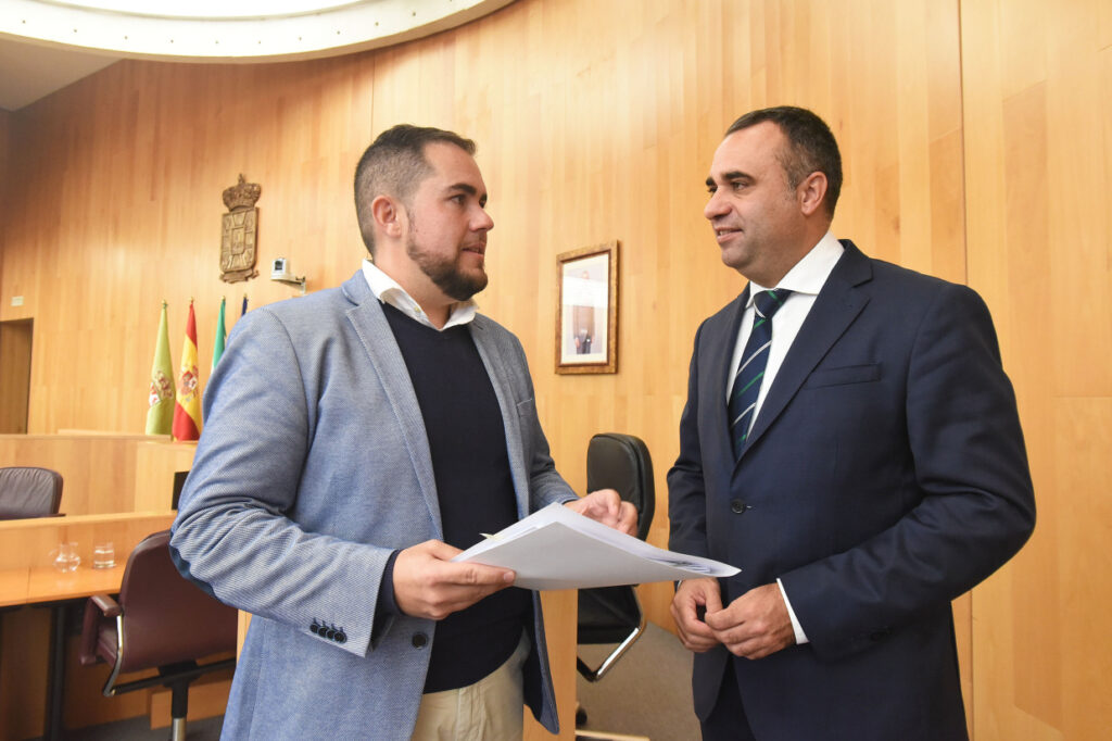 El presidente, Francis Rodríguez, junto al diputado de Obras, José Ramón, durante el Pleno. Imagen: www.dipgra.es