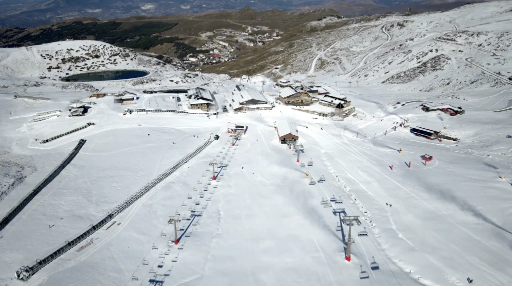 Sierra Nevada abre este martes las primeras pistas para esquiar Sierra Nevada abre este martes las primeras pistas para esquiar. Imagen: www.sierranevada.es