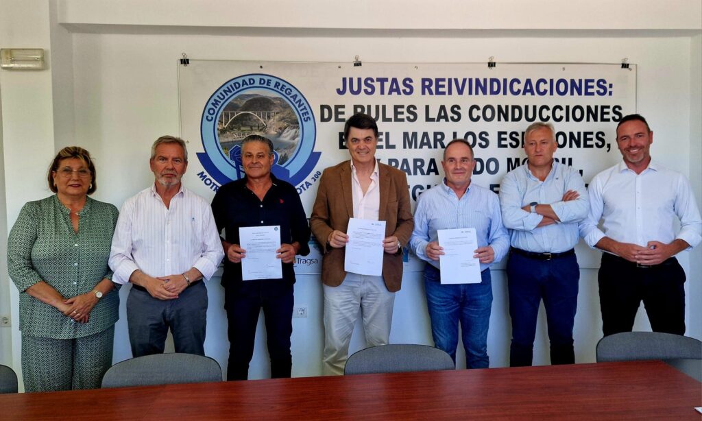 «El Gobierno de Sánchez no puede cargar a los agricultores granadinos el coste de sus errores» El diputado del PP en Cortes Carlos Rojas, en el centro en la imagen con otros dirigentes populares y representantes de los regantes - PP