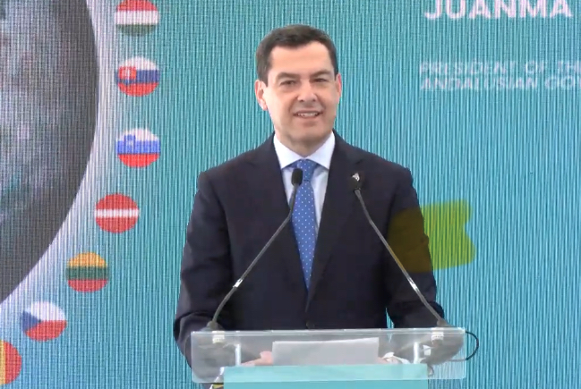 Juanma Moreno, presidente de la Junta de Andalucía, durante su intervención en el acto de colocación de la primera piedra del acelerador de partículoas de Escúzar. Imagen: Youtube / Junta de Andalucía