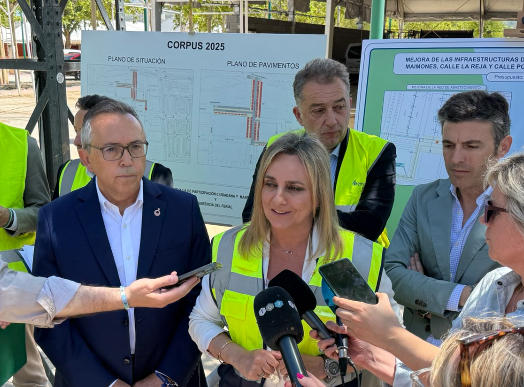 El Ayuntamiento de Granada invierte 1,5 millones para modernizar el recinto del Corpus Marifrán Carazo, alcaldesa de Granada, durante su visita a las obras del Corpus. Imagen: GRXActualidad