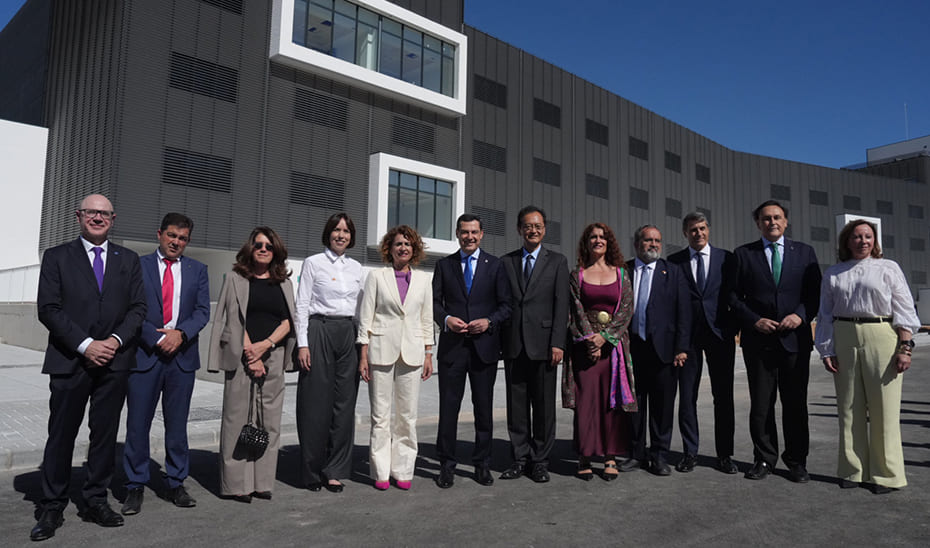 Foto de familia de las autoridades asistentes al acto de colocación de la primera piedra. Imagen: Junta Andalucía