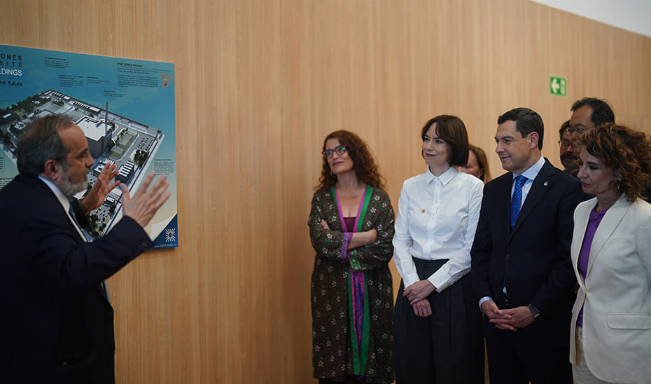 Autoridades presentes al acto asisten a las explicaciones sobre el nuevo edificio. Imagen: Junta Andalucía