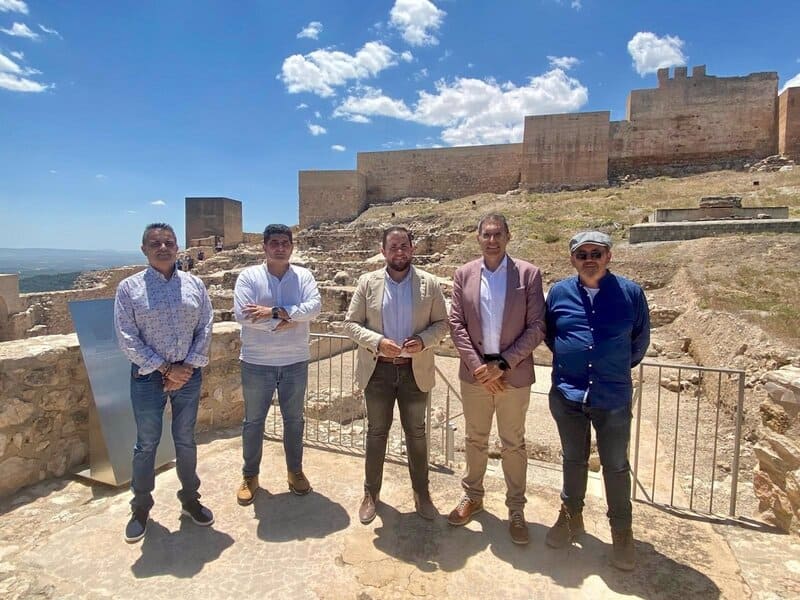 Diputación destina 20.000 euros para la iluminación del castillo de Íllora Visita de la Diputación de Granada y el Ayuntamiento de Íllora al entorno del castillo - DIPUTACIÓN