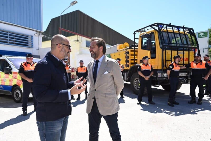 La Junta entrega a Albolote un vehículo para extinguir incendios forestales El alcalde de Albolote, Salustiano Ureña, a la izquierda en la imagen, y el delegado del Gobierno andaluz en Granada, Antonio Granados - JUNTA
