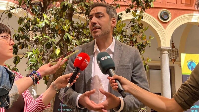 El PSOE ve «ineficaz» limitar al 10% los apartamentos turísticos El concejal del PSOE en Granada Eduardo Castillo - Imagen: PSOE