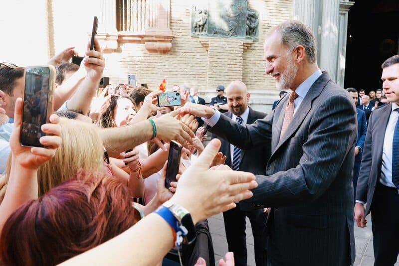 La devoción popular y la conexión con América, ejes de la visita del Rey Felipe VI a Granada El Rey Felipe VI saluda a los granadinos que acudieron este viernes a la puerta de la Basílica de la Virgen de las Angustias. Imagen: https://x.com/CasaReal