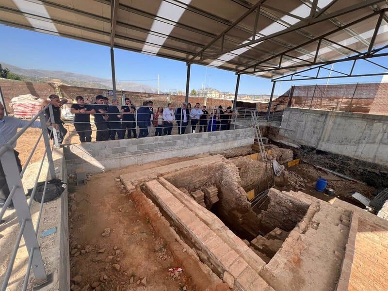 Alumnos de un proyecto de Empleo protegen los restos de los antiguos tejares de Huétor Tájar Visita de Junta de Andalucía y Ayuntamiento de Huétor Tájar al yacimiento arqueológico de Hornos de Tejares - JUNTA