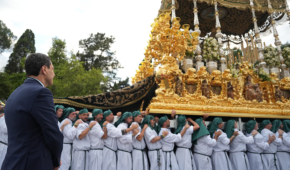 Juanma Moreno asiste a la Gran Procesión con motivo del Jubileo de las Cofradías en Roma Juanma Moreno asiste a la Gran Procesión con motivo del Jubileo de las Cofradías en Roma. Imagen: Junta Andalucía