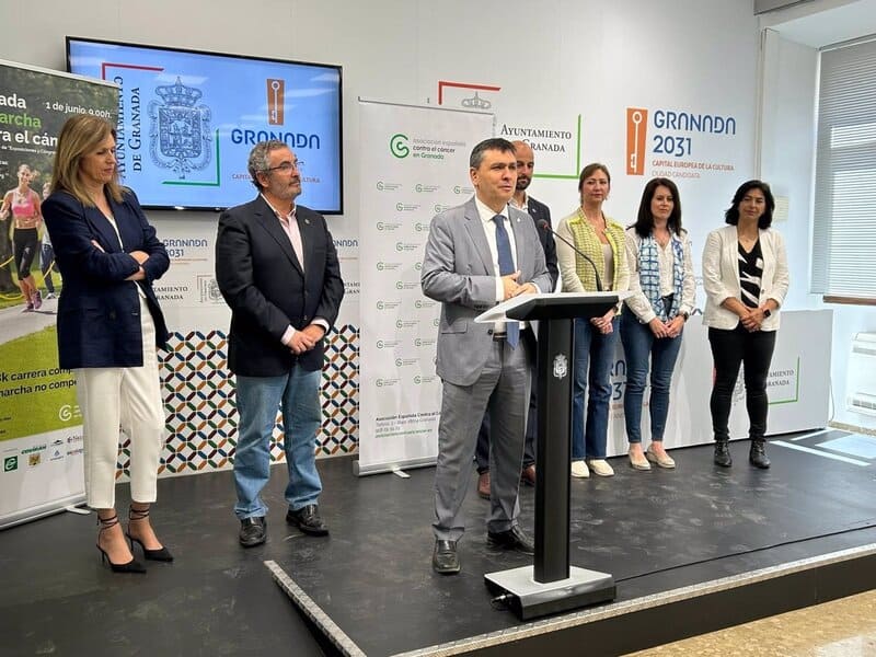 Más de 6.000 personas participarán en la próxima marcha contra el cáncer Presentación de la marcha atlética contra el cáncer de Granada con el concejal de Deportes, Jorge Iglesias - Imagen: Ayuntamiento de Granada
