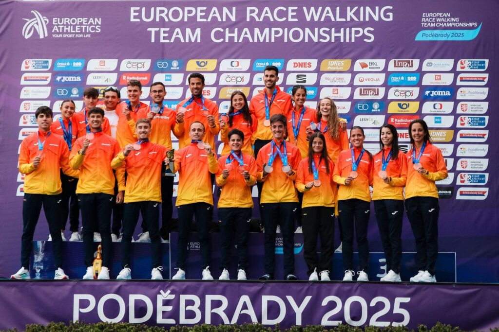 Foto de familia del equipo español. Imagen: RFEA