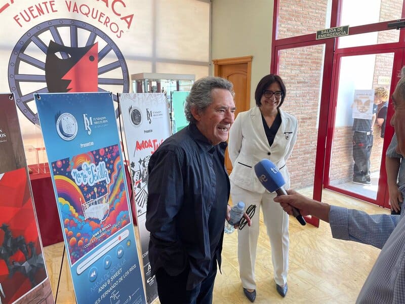 Miguel Ríos: «La música es una herramienta poderosa para transformar vidas» Miguel Ríos atiende a los medios en presencia de la delegada de Desarrollo Educativo de la Junta en Granada, María José Martín - JUNTA