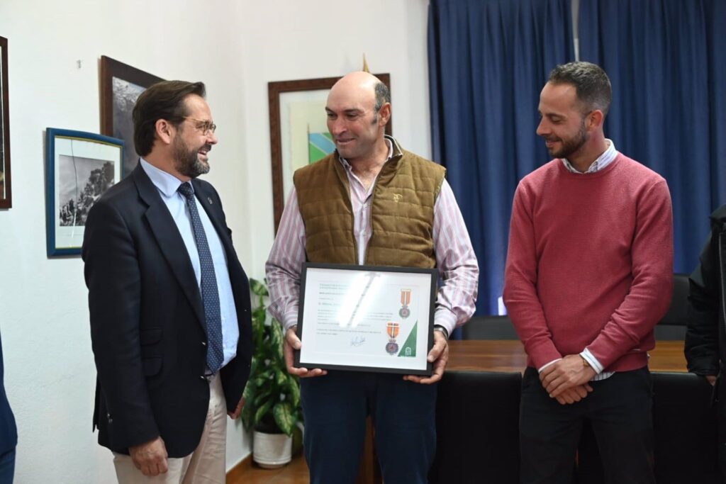Alfonso, el héroe silencioso que evitó una tragedia en Trevélez, recibe un merecido reconocimiento El delegado del Gobierno andaluz en Granada, Antonio Granados, el pastor Alfonso Jiménez Fernández, y el alcalde de Trevélez, Adrián Gallegos, de izquierda a derecha en la imagen - JUNTA