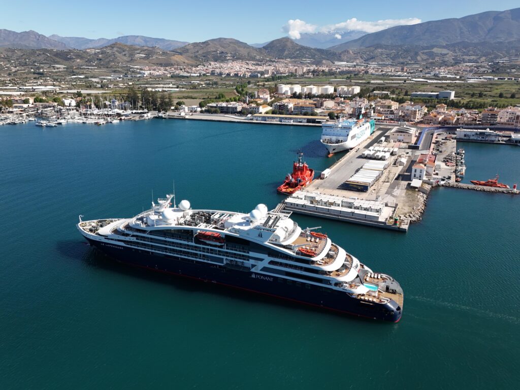 Un crucero de lujo realiza su primera escala en el Puerto de Motril. Imagen: https://www.apmotril.com/