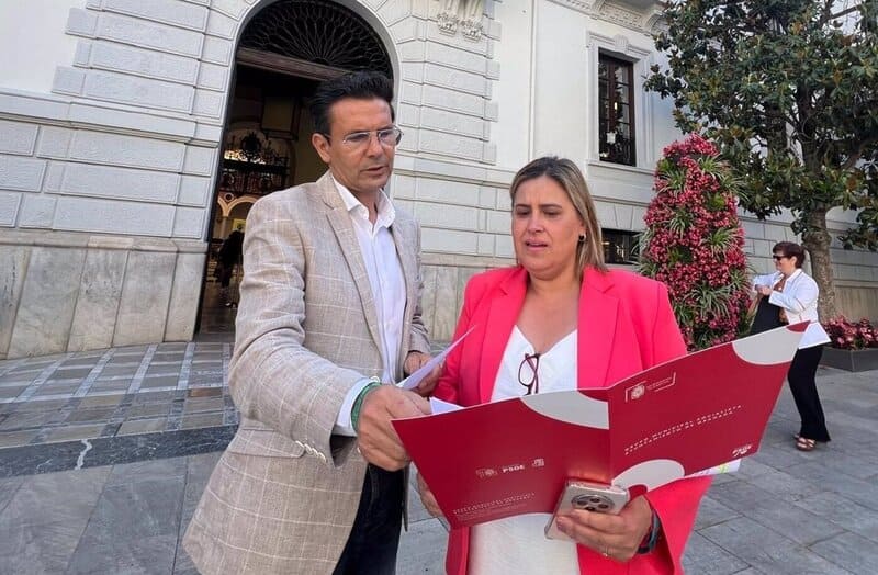 El PSOE de Granada reclama refugios climáticos para la población más vulnerable Los concejales del PSOE Paco Cuenca y Nuria Gutiérrez - PSOE