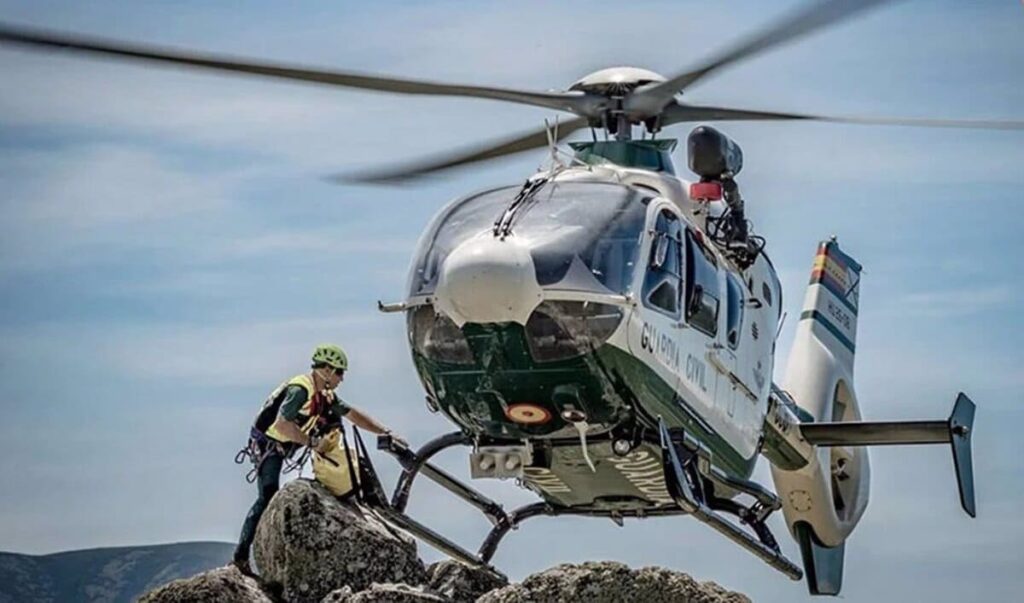 Rescatado en helicóptero un parapentista tras sufrir un accidente en Loja. Imagen: Guardia Civil