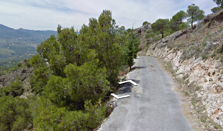 Un hombre fallece tras caer con su camión por un desnivel en Lecrín