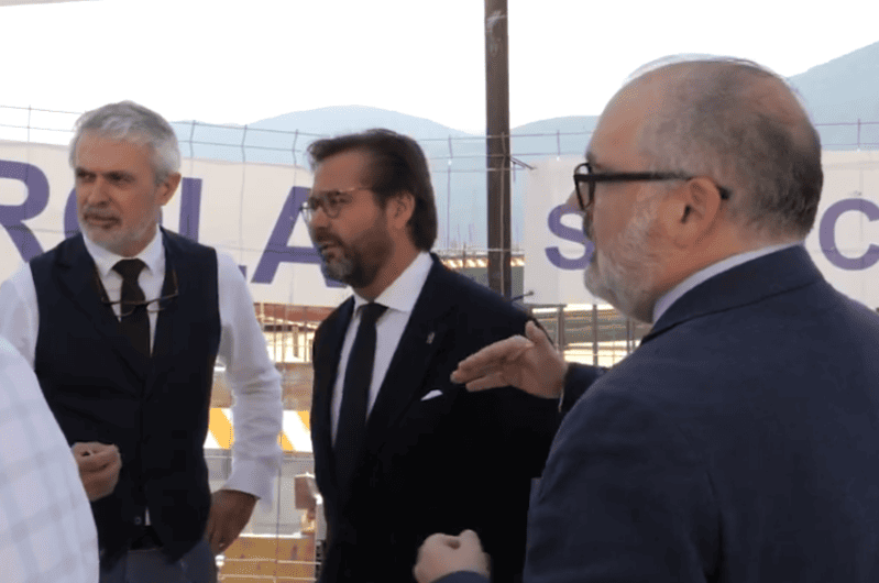 Las obras de la nueva sede judicial de Órgiva avanzan «a buen ritmo» El delegado del Gobierno andaluz en Granada, Antonio Granados, durante la visita a las obras de la sede judicial de Órgiva. Imagen: https://x.com/JuntaGranada