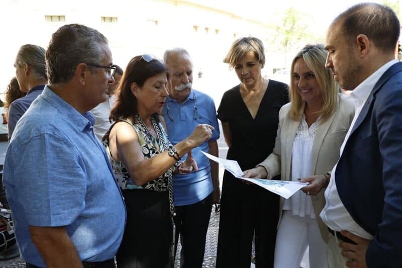 El Ayuntamiento implantará el doble sentido en la Avenida de Madrid para facilitar el acceso a la circunvalación Presentación del proyecto de reordenación del tráfico de Avenida de Madrid con la alcaldesa de Granada, Marifrán Carazo, segunda por la derecha en la imagen junto a la edil de Movilidad, Ana Agudo (3d) - AYUNTAMIENTO GRANADA