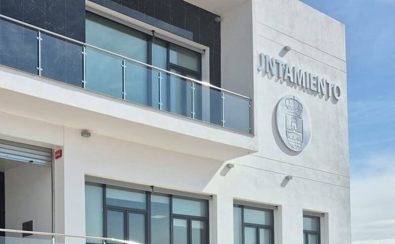 Investigan el impacto sin heridos de una bala en una ventana del Ayuntamiento de Pulianas Exterior del edificio en el que se ubica el Ayuntamiento de Pulianas. Imagen: Archivo / Ayto. Pulianas