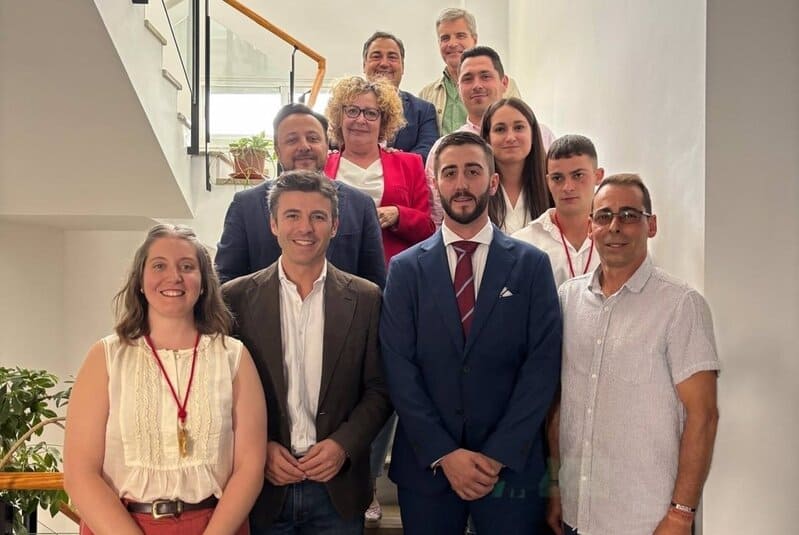Eduardo Martín (PP), alcalde de Colomera por un pacto de dos más dos Foto de familia con el nuevo alcalde de Colomera, Eduardo Martín, segundo por la derecha en la imagen en primer término - PP