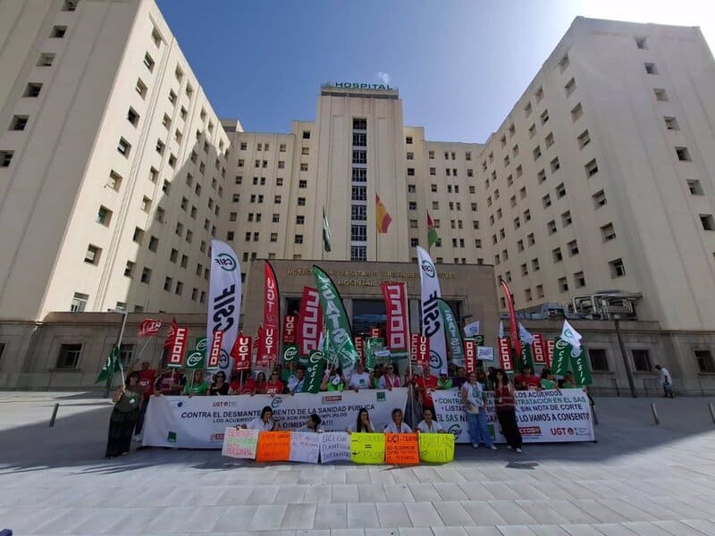 Protesta ante el Hospital Virgen de las Nieves contra la «falta de contrataciones» Concentración ante el Virgen de las Nieves - CCOO