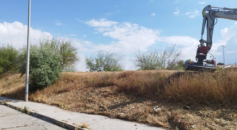 El Ayuntamiento de Granada inicia su campaña de desbroce con más de 900 actuaciones Obras de desbroche en Granada. - AYUNTAMIENTO DE GRANADA