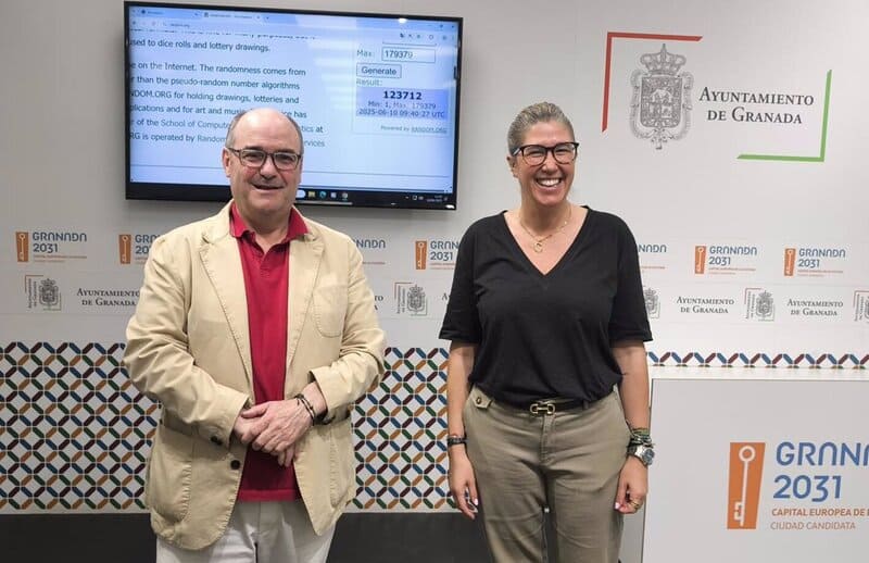 La concejala de Fiestas, Carolina Amate, en el sorteo. - AYUNTAMIENTO DE GRANADA