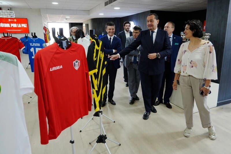 El Granada CF inaugura la exposición ‘Fútbol por la Paz’ Los Cármenes acoge la exposición ‘Fútbol por la Paz’. Imagen: https://www.granadacf.es/