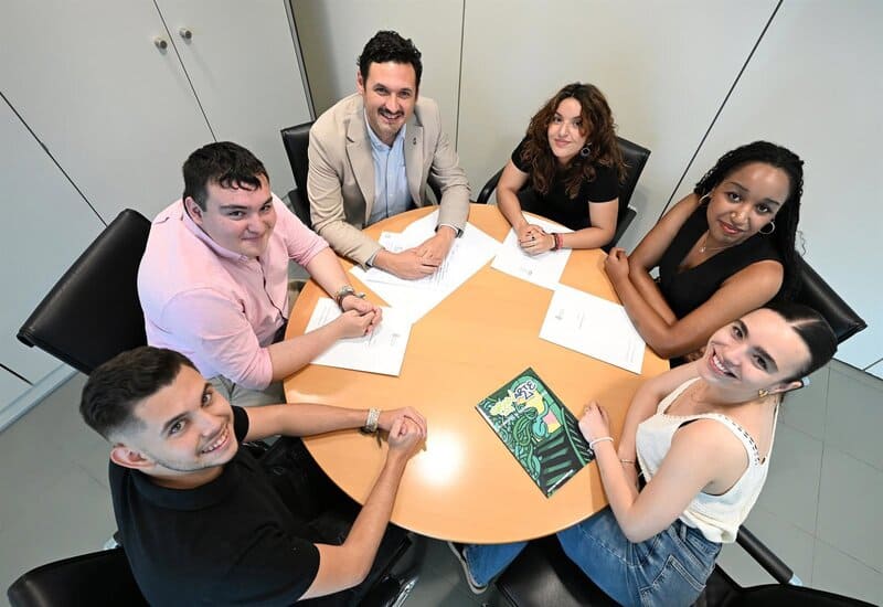 El I Foro Provincial de Juventud da sus primeros frutos a favor de la participación juvenil El diputado de Juventud, Roberto González, reunido con representantes del I Foro Provincial de Juventud - DIPUTACIÓN DE GRANADA