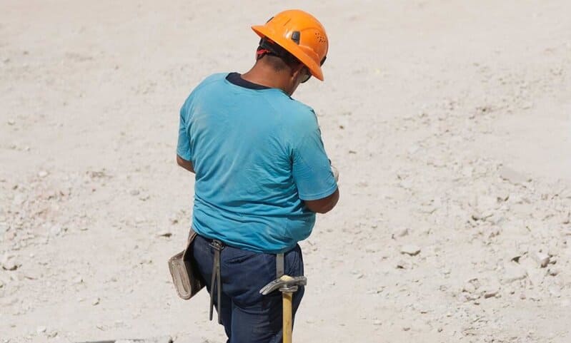 La Junta contabiliza 14 accidentes laborales en Granada por golpes de calor en los últimos tres años Un obrero durante la construcción de una obra en imagen de archivo - Eduardo Parra - Europa Press - Archivo