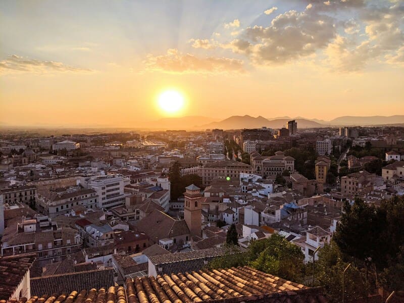 Panorámica de Granada al atardecer. Imagen: Unplash