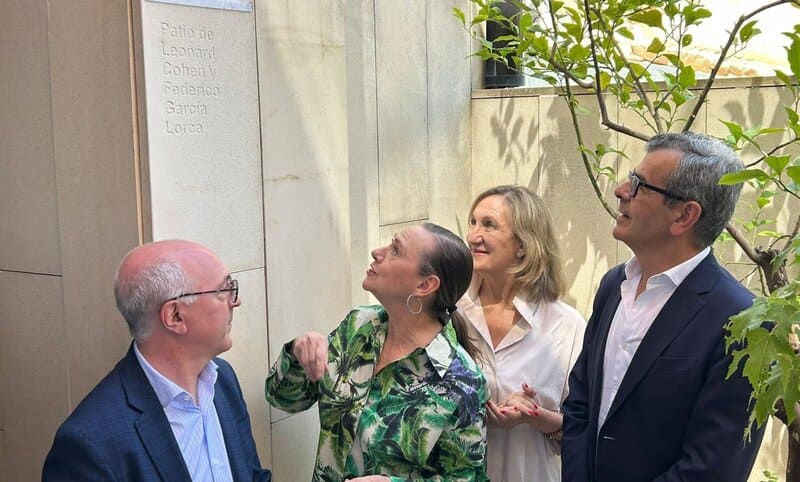 Inauguran una placa en recuerdo a la conexión cultural de Leonard Cohen y García Lorca Descubrimiento de la placa en homenaje a Leonard Cohen y a Federico en el patio del Centro Lorca - AYUNTAMIENTO GRANADA
