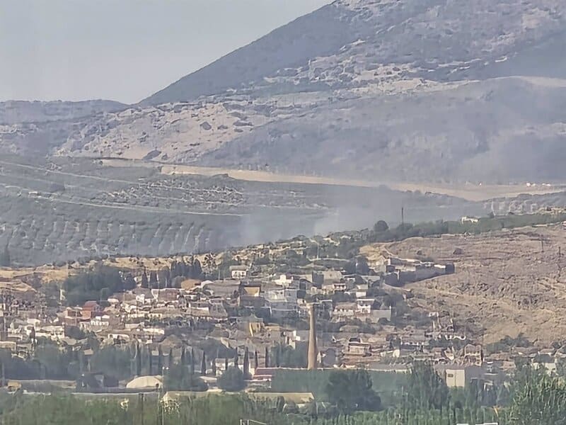 Extinguido el fuego declarado en el entorno de un vertedero de Pinos Puente Extinguido el fuego declarado en el entorno de un vertedero de Pinos Puente