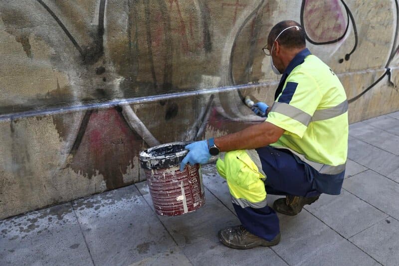 El Ayuntamiento comienza a retirar pintadas vandálicas en entornos BIC tras el acuerdo con la Junta Uno de los operarios de los trabajos contra las pintadas. Imagen: https://x.com/marifrangr