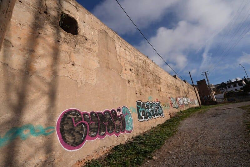 Granada podrá actuar con agilidad contra las pintadas en los entornos BIC Archivo - Pintadas en la muralla zirí de la Alberzana, en imagen de archivo - PSOE - Archivo