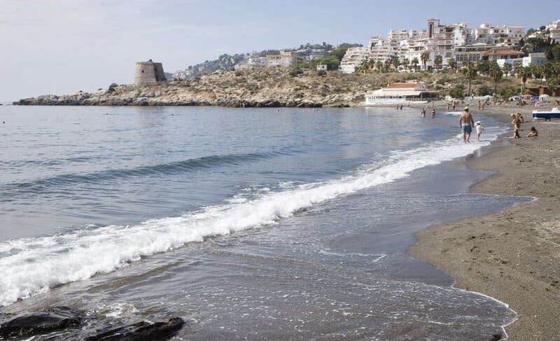 La Junta levanta la restricción temporal de baño en la playa de El Pozuelo Playa de El Pozuelo. Imagen: https://www.turgranada.es/