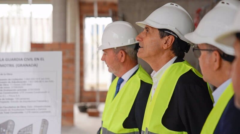 El Gobierno invierte 4,4 millones en mejorar las infraestructuras del Puerto de Motril De izquierda a derecha en la imagen el presidente del Puerto de Motril, José García Fuentes, el delegado del Gobierno en Andalucía, Pedro Fernández, y el subdelegado del Ejecutivo central en Granada, José Antonio Montilla - DELEGACIÓN DEL GOBIERNO