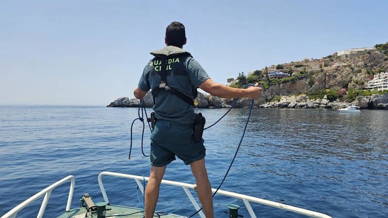 Rescatado un buceador desorientado y herido en La Punta de la Mona Tareas de rescate en Almuñécar - GUARDIA CIVIL