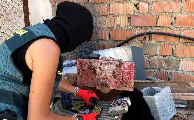 Siete detenidos en Granada de una banda de atracadores especializados en asaltos violentos a camioneros Registro en la operación Ivecania de la Guardia Civil de Granada - GUARDIA CIVIL