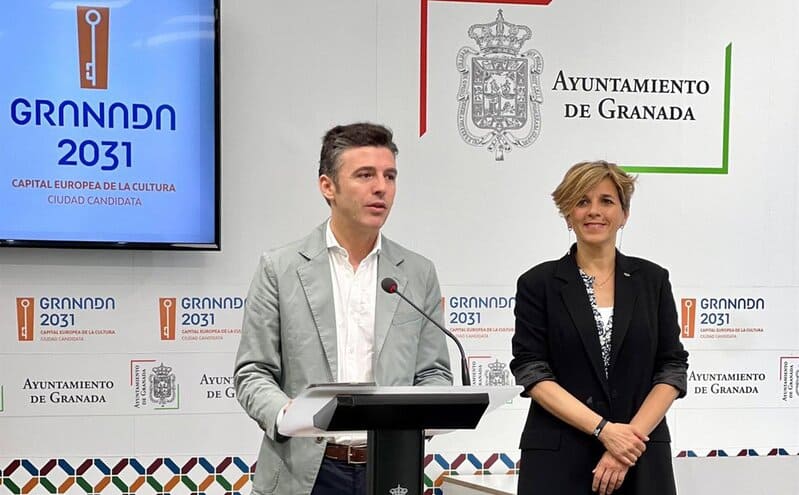 Granada refuerza seguridad, limpieza y logística en Ganivet tras un acuerdo con el sector hostelero El portavoz del equipo de gobierno local de Granada, Jorge Saavedra, en rueda de prensa con la edil de Movilidad, Ana Agudo - AYUNTAMIENTO GRANADA