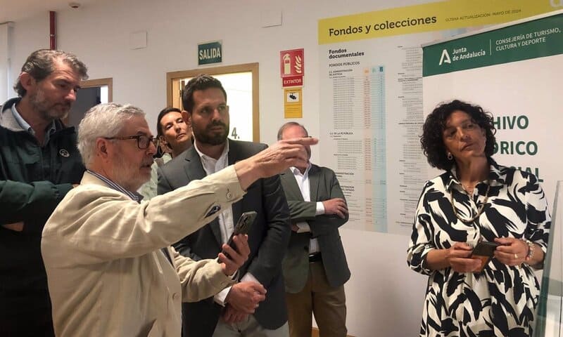 El Archivo Histórico Provincial inaugura la exposición ‘El archivo de la sociedad Sierra Nevada’ El delegado de Turismo, Cultura y Deporte de la Junta en Granada, David Rodríguez, en el centro en la imagen - JUNTA