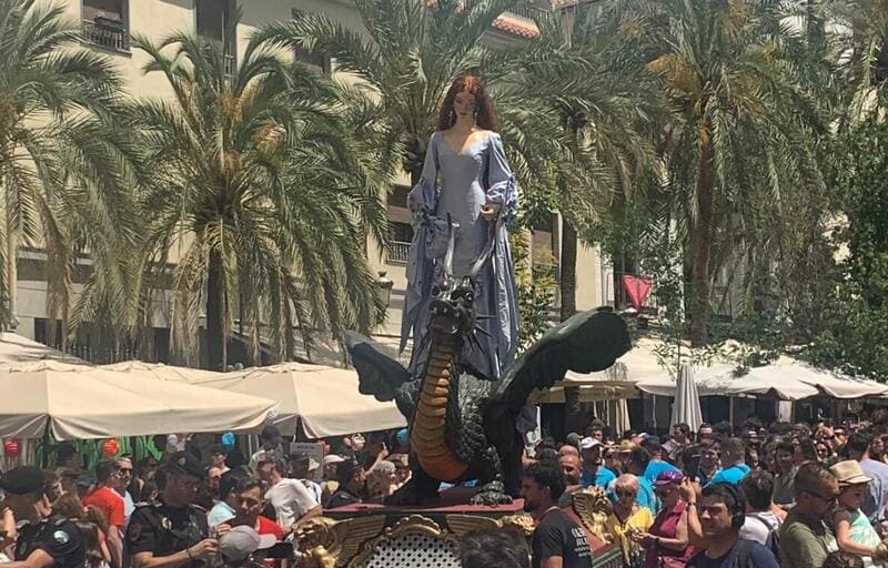 Consulta los días no lectivos en Granada en 2026: el día de la Tarasca no habrá clase La Tarasca, a su paso por la Plaza de la Romanilla. Imagen: GRX Actualidad