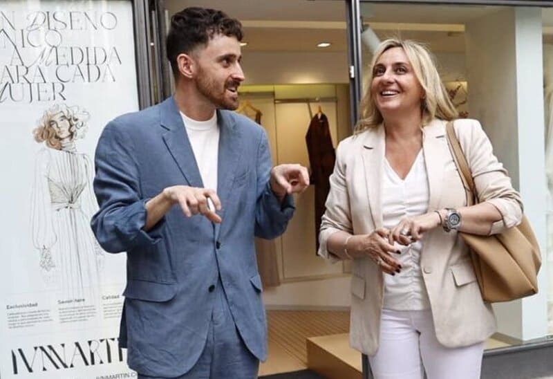 Corpus 2025: El diseñador Iván Martín será el encargado de vestir a la Tarasca El diseñador Iván Martín, junto a la alcaldesa de Granada, Marifrán Carazo. Imagen: AYUNTAMIENTO DE GRANADA