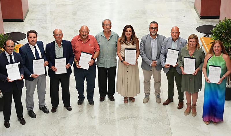 158 nuevos docentes se incorporarán a la red concertada de Andalucía hasta 2027 La consejera de Desarrollo Educativo, María del Carmen Castillo, con las patronales y sindicatos de la enseñanza concertada, tras la firma del convenio - Junta de Andalucía