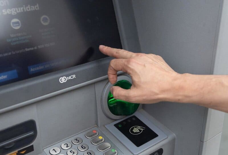 Una entidad bancaria de Guadix tendrá que devolver el dinero estafado a través de SMS Un hombre utiliza un cajero automático, en imagen de archivo - Eduardo Parra - Europa Press - Archivo