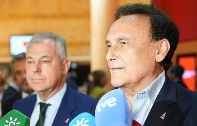 La Junta asegura que va «de la mano» de la UGR en las titulaciones vinculadas a la Inteligencia Artificial El consejero de Universidad, José Carlos Gómez Villamandos, atiende a los medios en presencia del alcalde de Sevilla, José Luis Sanz - MARÍA JOSÉ LÓPEZ/EUROPA PRESS