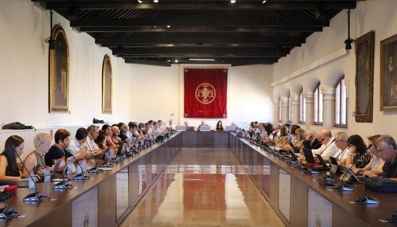 El Consejo de Universidades solicita a Accua que valore si ratifica su informe sobre el grado de IA de la UGR Consejo de Gobierno de la UGR, en una imagen reciente. Imagen: UGR