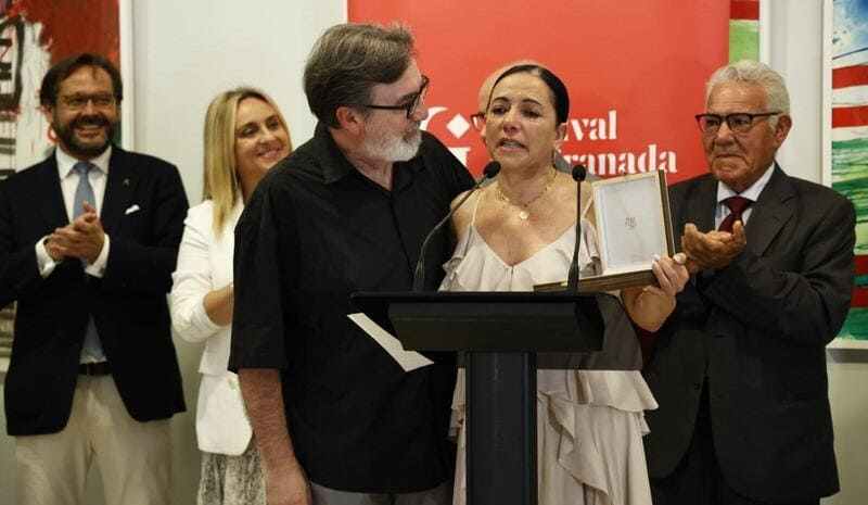 Eva Yerbabuena recoge la Medalla de Honor del Festival Internacional de Música y Danza de Granada la Medalla de Honor del Festival Internacional de Música y Danza de Granada a Eva Yerbabuena. Imagen: https://x.com/marifrangr